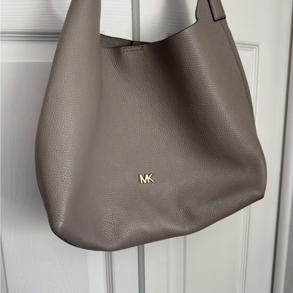Michael Kors slouchy bag - Picture 2 of 5
